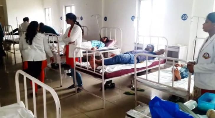 दूषित खाना खाने से करीब तीन सौ छात्र छात्राएं बीमार