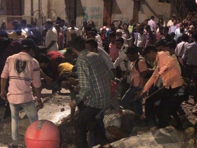 मुंबई में CST के पास फुट ओवरब्रिज गिरा, 5 की मौत, कई घायल