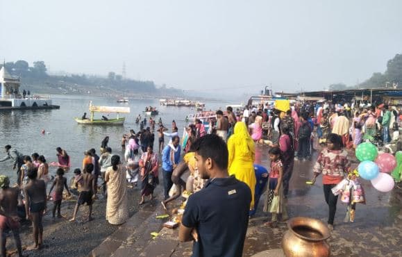 नर्मदा घाट पर उमड़ा श्रद्धालुओं का सैलाब, हजारों ने लगाई आस्था की डुबकी