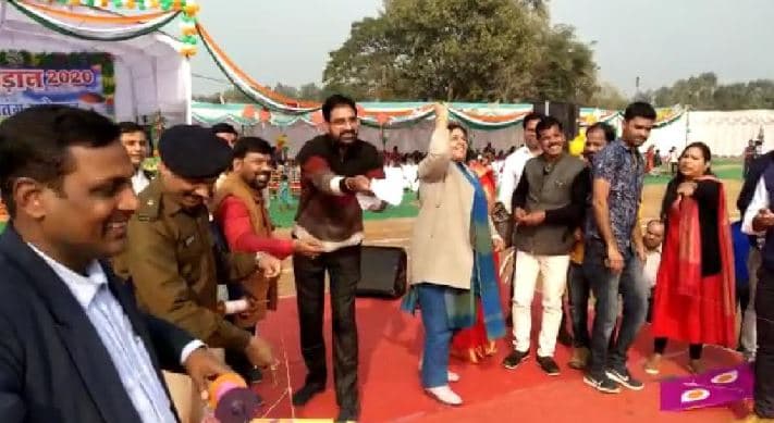 उड़ान महोत्सव : स्कूली बच्चों के साथ प्रशासन ने उड़ाई पतंग