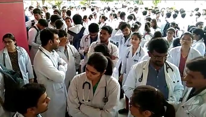 प.बंगाल के डॉक्टरों के समर्थन में हड़ताल पर MP के जूनियर डॉक्टर, कामकाज ठप्प, मरीज परेशान