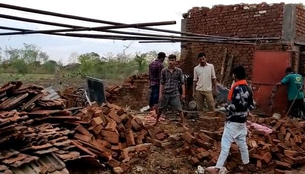 चंद घंटों की बारिश में ही खुली निगम की पोल, घरों में घुसा पानी, हवा में उड़े आशियाने