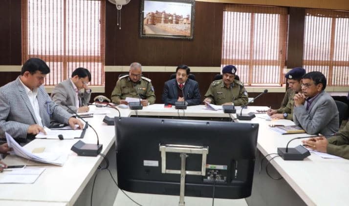 प्रधानमंत्री की यात्रा के मद्देनजर कमिश्नर व आईजी ने ली बैठक