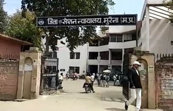 कोर्ट के सामने से महिला का अपहरण, परिवार वालों को लाठी डंडो से पीटा