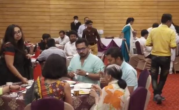 बजट हंगामे के बीच अपनी मांगों को लेकर निगम पहुंचे डॉग लवर्स और फिर हुआ ये