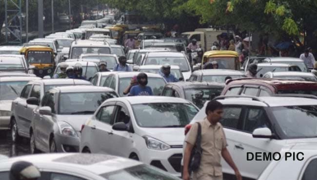 ट्रैफिक जाम में पहले निकलने को लेकर विवाद, चलती गाड़ी से घोंप दिया चाकू
