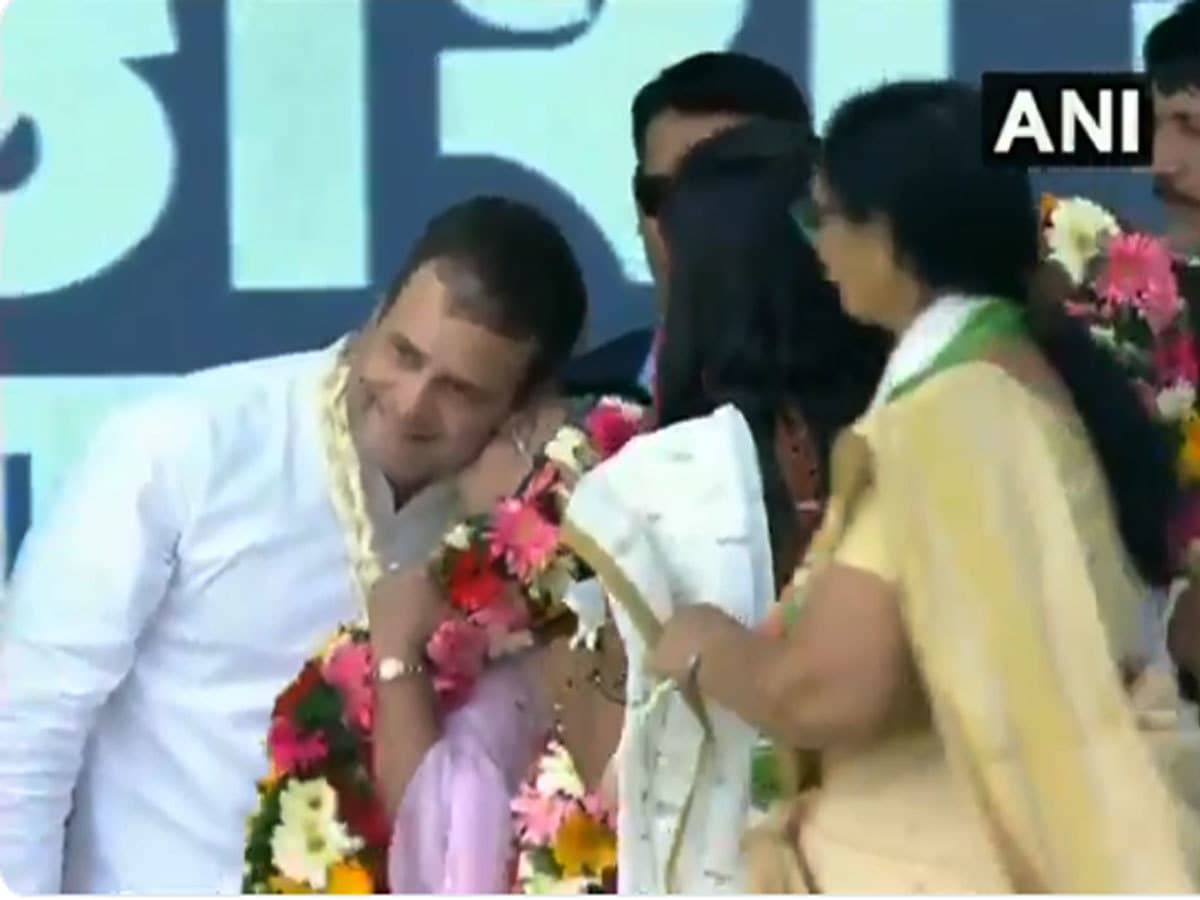 भरे मंच पर राहुल गांधी को महिला ने किया KISS…वीडियो वायरल