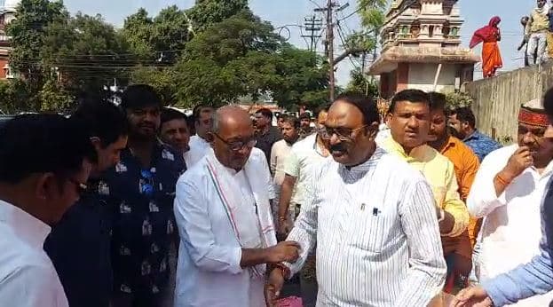 MP में जारी चरणवंदना, अब विधानसभा अध्यक्ष ने छुए  दिग्विजय के पैर