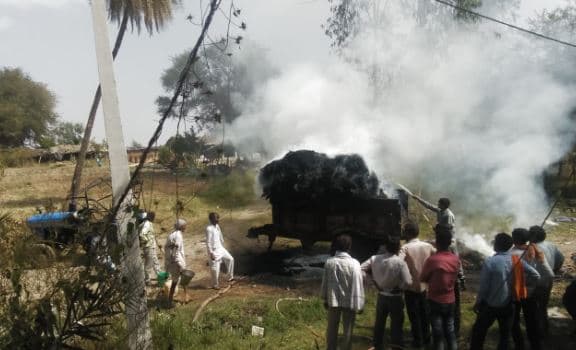 बिजली के तार टूट कर गिरे, ट्रॉली में भरी फसल जलकर ख़ाक