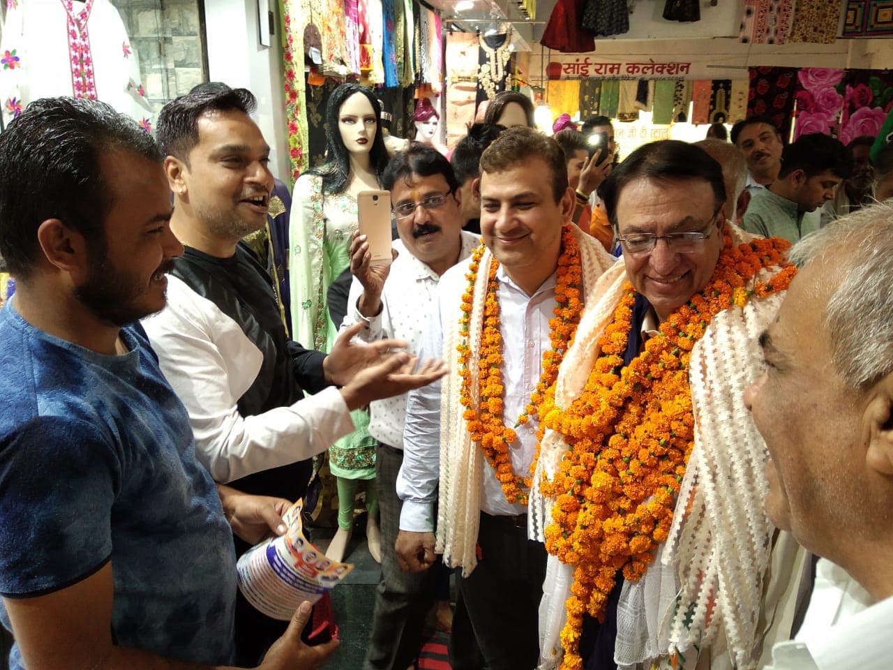 चन्दाखोरी और पार्किंग की समस्या से परेशान व्यापारियों ने दिया समर्थन का आश्वासन