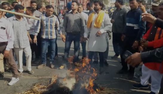 पुलवामा हमला: इंदौर में बजरंगियो ने फूंका पाक और आतंकवाद का पुतला