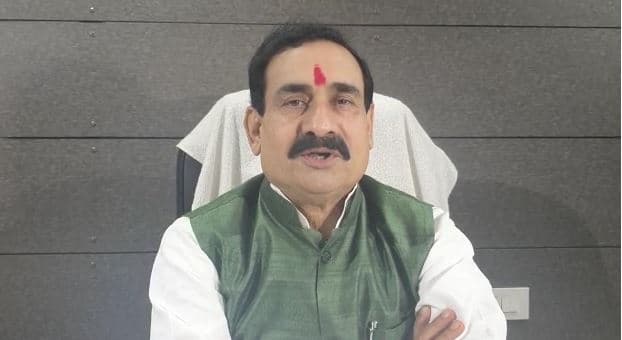 ‘कमलनाथ सरकार में शहीद का साहित्य बांटने पर हो जाते हैं निलंबित’