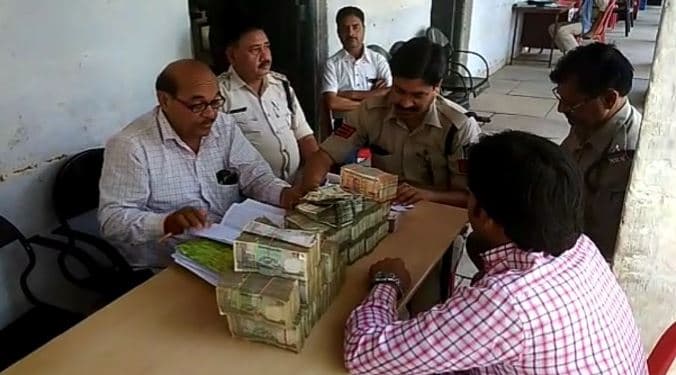 पुलिस चेकिंग में बोलेरो से पकड़ाए 31 लाख रुपए
