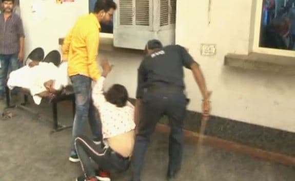 अस्पताल में लाइन में लोगों की काट रहा था जेब, पब्लिक ने लगाई पिटाई