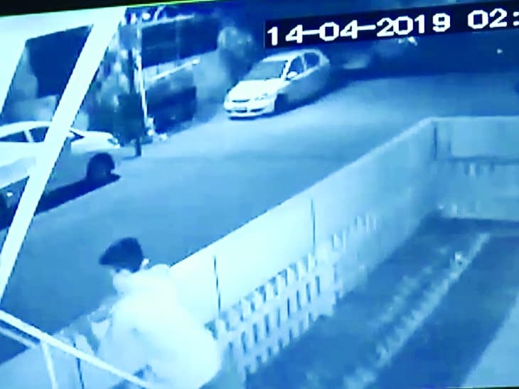 कांग्रेस नेता के भतीजे की ऑफिस के बाहर से विस्फोटक बरामद, रंजिश की आशंका, आरोपी CCTV में कैद