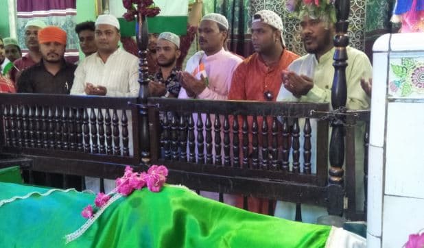 IND-PAK मैच को लेकर दुआओं का दौर, यहां भारत की जीत के लिए दरगाह में चढ़ाई चादर