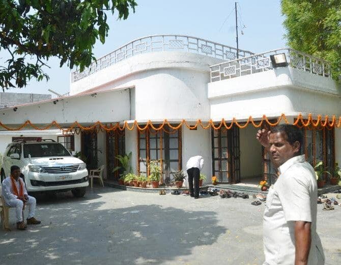 बंगलों पर इन पूर्व मंत्रियों का अब तक कब्जा, अब देना होगा दस गुना किराया