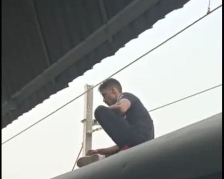 ट्रेन की छत पर चढ़ा युवक, OHE लाइन को छूने की कोशिश, कड़ी मशक्कत के बाद RPF ने उतारा