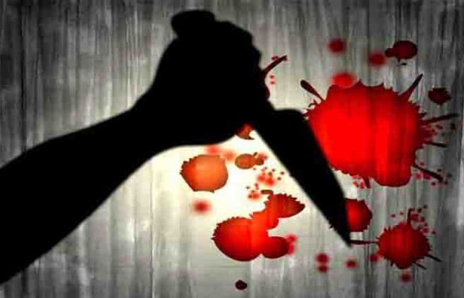 बदमाशों को दी समझाइश तो दिन दहाड़े घर में घुसकर महिला को चाकू मारा