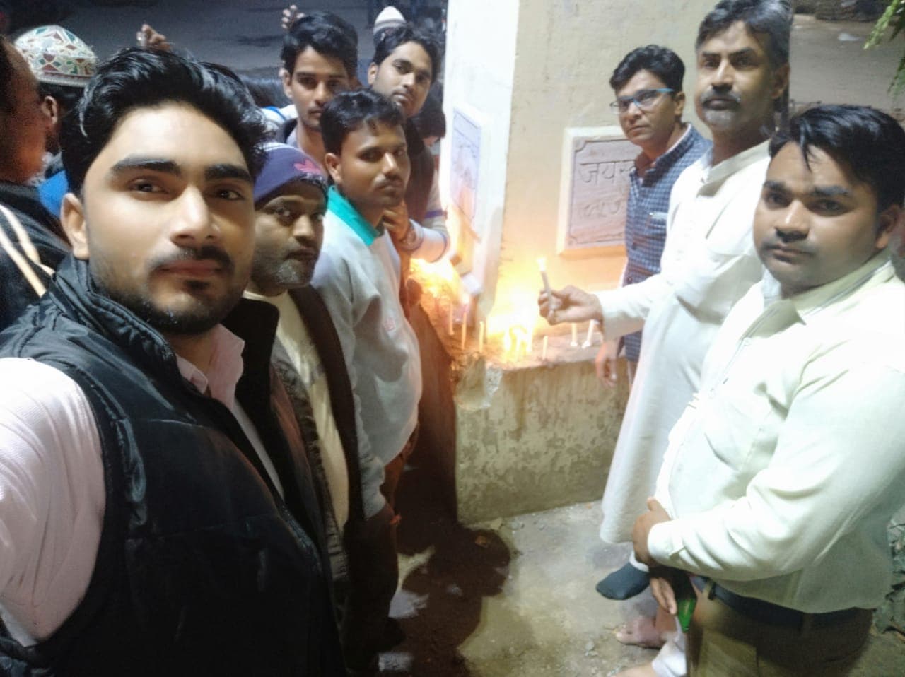 पुलवामा में हुए शहीदों को दी श्रद्धांजलि आतंकवाद का जलाया पुतला