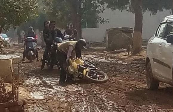 पूरे साल जनता को सड़कों के गड्ढे देंगे दर्द, खजाने में रखे 50 करोड़ पर रहेगा ताला 