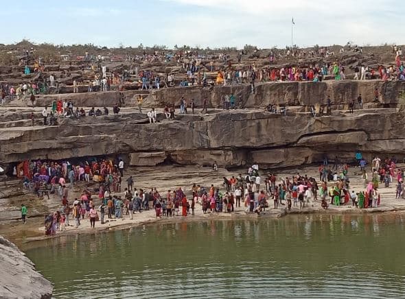 मकर संक्रांति पर श्रद्धालुओं ने लगाई आस्था की डुबकी मेले का लिया आनंद