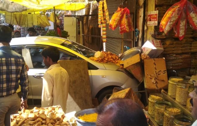 दुकान में जा घुसी तेज रफ़्तार कार, बड़ा हादसा टला