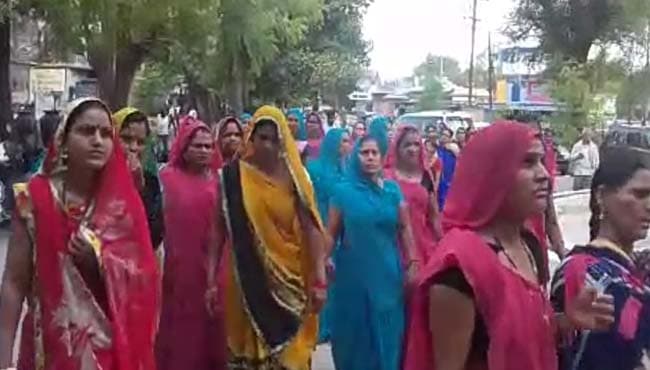 साजिश के तहत कर्मचारियों को निकाला, श्रमायुक्त कार्यालय में बताई पीड़ा