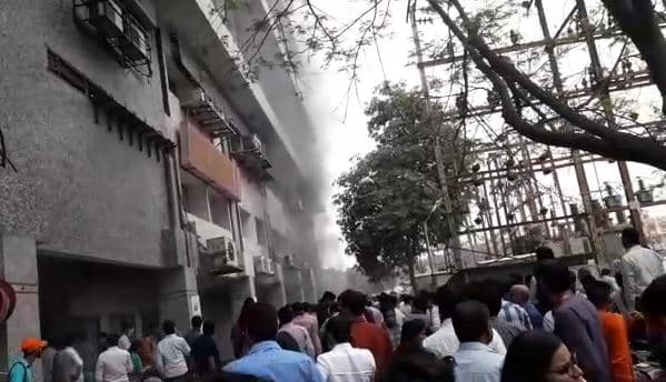 इंदौर: विजय नगर मेट्रो टॉवर में लगी आग, मची अफरा-तफरी