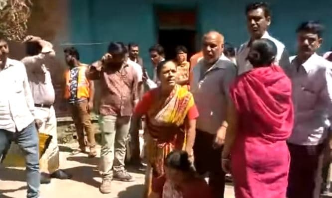 जर्जर मकान तोड़ने पहुंची निगम की टीम को करना पड़ा आक्रोश का सामना