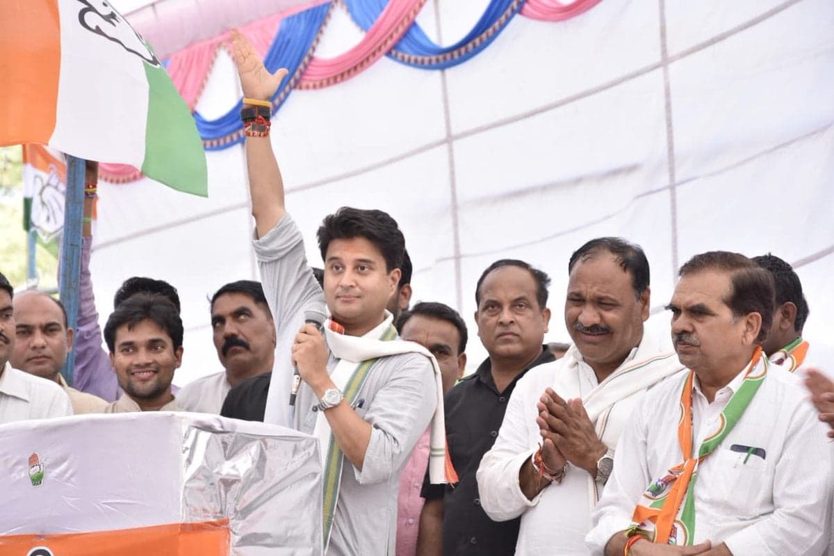 VIDEO: नींबू मिर्च की माला मैं पहनता हूं, मिर्ची शिवराज सिंह चौहान को लगती हैं: सिंधिया