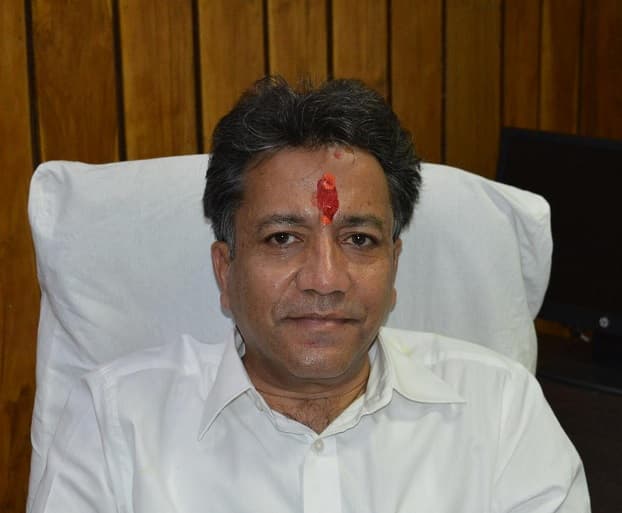 परीक्षा अस्तित्व की लड़ाई नहीं सीढ़ी भर है, अपने सपनों का बोझ मासूमों पर न डालें