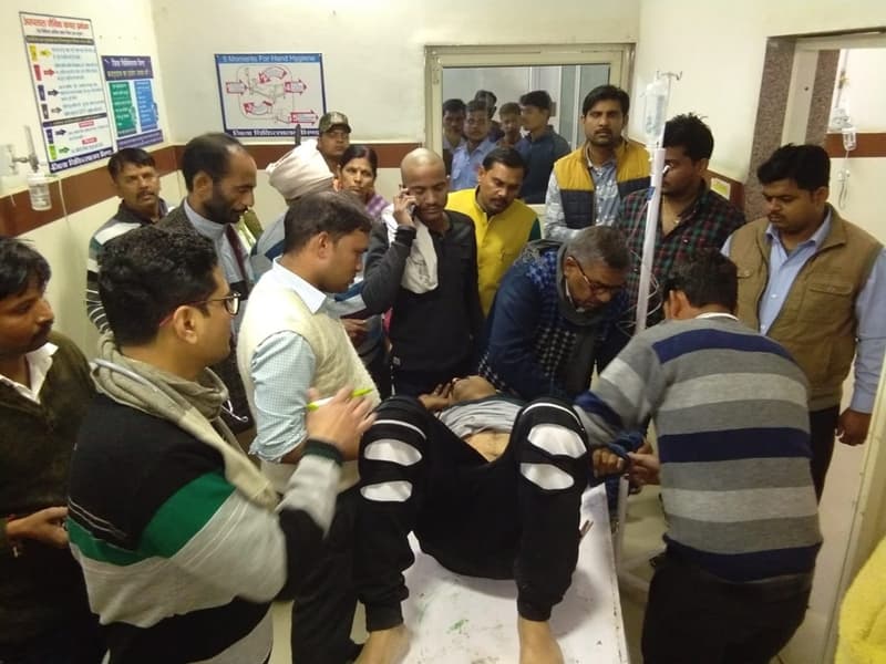 पुरानी रंजिश में दो पक्षों में विवाद, गोलीबारी में एक युवक गंभीर घायल
