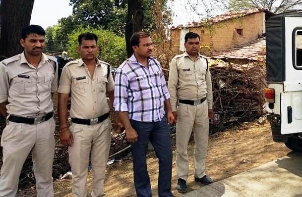 रेत माफिया के हौसले बुलंद, अवैध उत्खनन रोकने गई टीम पर हमला, पथराव