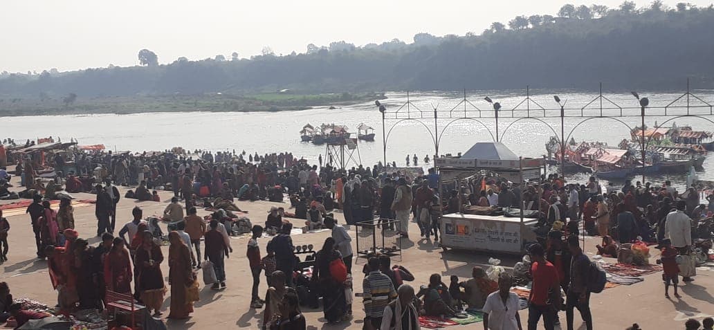 मकर सक्रांति की धूम, नर्मदा घाट पर उमड़ा श्रद्धालुओं का सैलाब