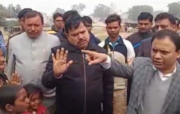 खुले आसमान में रहने को मजबूर लोगों का दर्द देख मंत्री प्रशासन पर भड़के, स्थाई पट्टे देकर बसाएंगे
