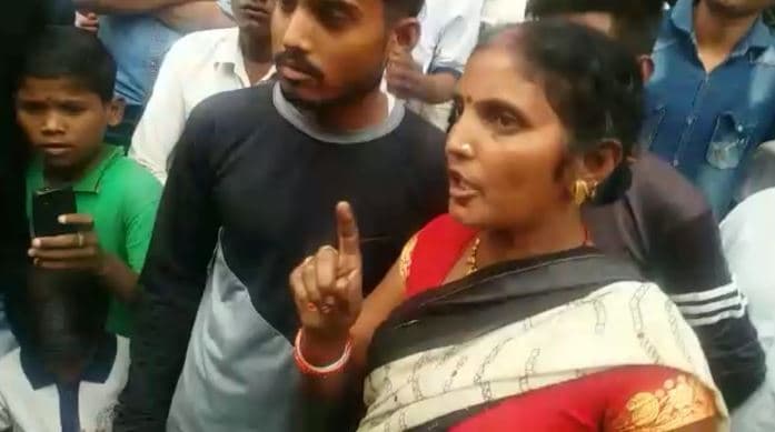 VIDEO : झंडा लगाने को लेकर विवाद, पवैया समर्थकों ने की लोगों के साथ मारपीट!