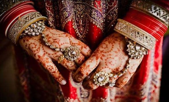 सिरफिरा आशिक दे रहा मंडप से उठा लेने की धमकी, शादी के लिबास में थाने पहुंची दुल्हन