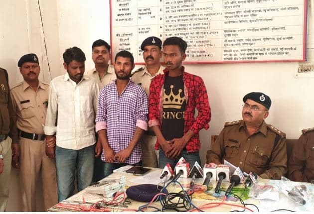 अवैध हथियार की तस्करी में इनामी आरोपी सहित तीन गिरफ्तार