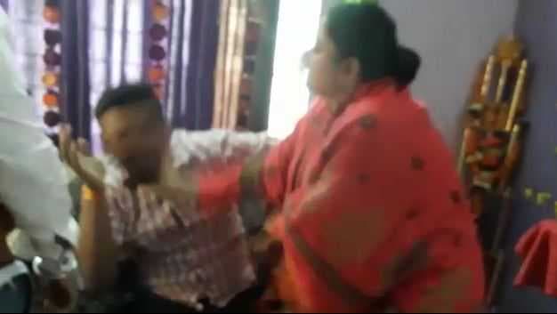 कांग्रेस नेत्री ने युवकों को घर बुलाकर उतारा आशिकी का भूत, VIDEO VIRAL