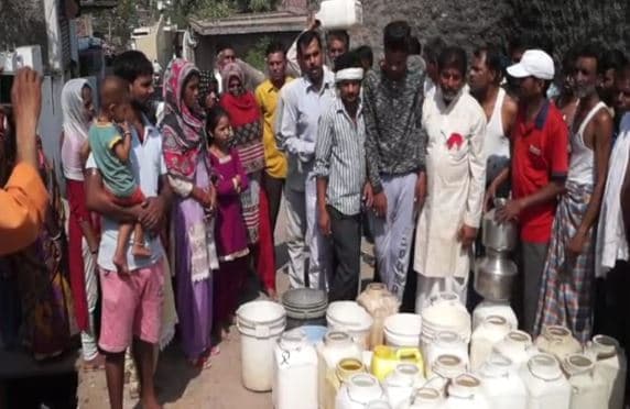 मूल भूत सुविधा को लेकर सड़को पर उतरे सैकड़ो लोग, चुनाव बहिष्कार का ऐलान