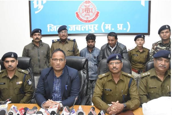 गंगा जल की आड़ में कर रहे थे तस्करी, 37 किलो गांजे समेत दो गिरफ्तार