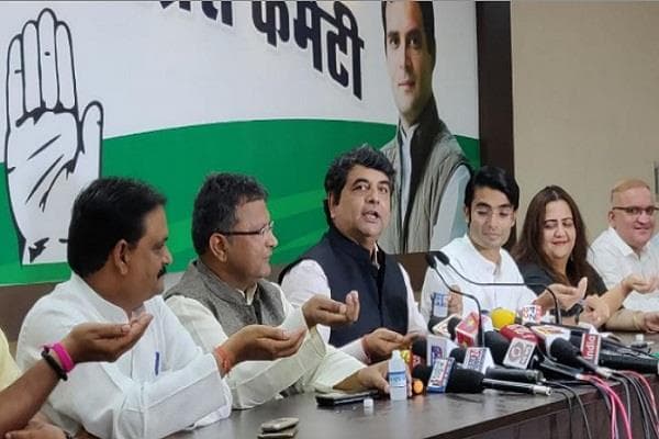 हाथों में गंगाजल लेकर कांग्रेस नेताओं ने खाई कसम- सरकार बनते ही 10 दिन में होगा किसानों का कर्ज माफ
