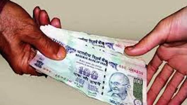 लोकायुक्त के हत्थे चढ़ा आरक्षक, रिश्वत लेते हुए रंगेहाथों गिरफ्तार