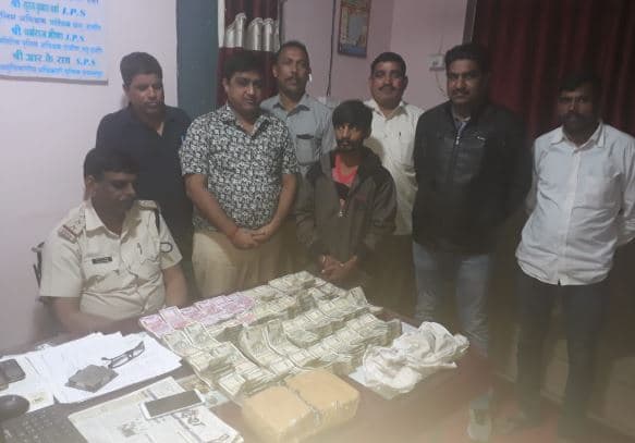 हवाला के 29 लाख के साथ दो गिरफ्तार, रुपए छुपाने पहन रखी थी स्पेशल जैकेट, ऐसे पकड़ाए