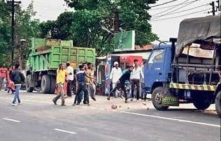 अतिक्रमण हटाने गई टीम पर हमला, लोगों ने बरसाए पत्थर, गाड़ियों में तोड़फोड़