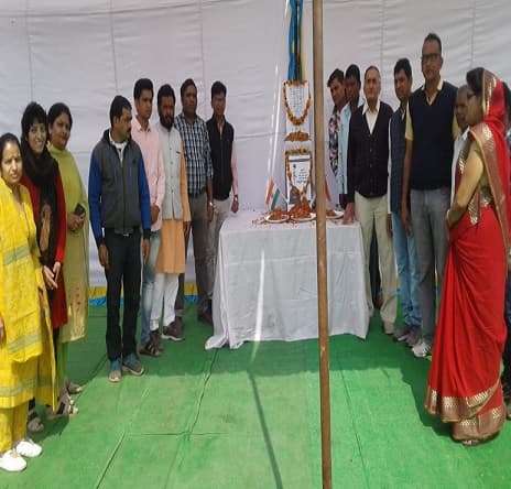 पुलवामा में शहीद हुए वीर जवानों को मौन रख कर दी श्रद्धांजलि