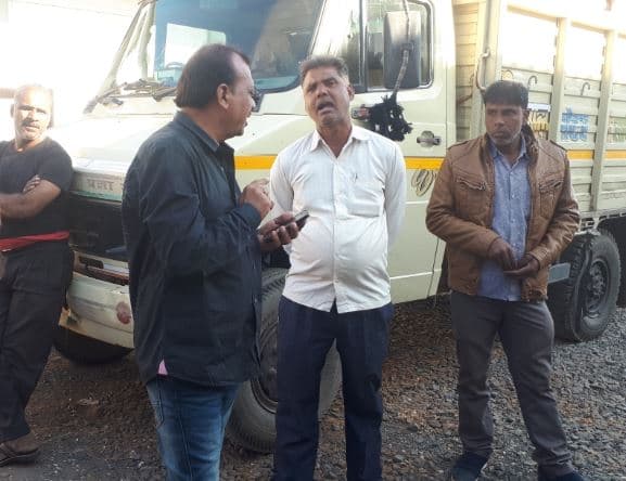 किसानों से अवैध उगाही को लेकर कर्मचारियों पर नाराज हुए राजकुमार अहीर
