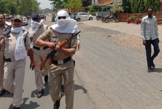 थाना प्रभारी का तुगलकी फरमान, पुलिसकर्मियों से तपती धूप में करवाई परेड