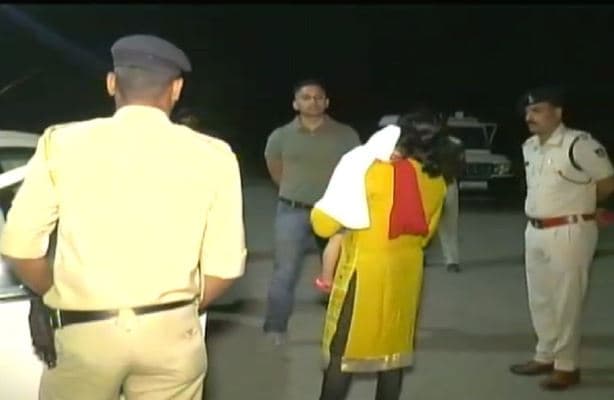 बेटी को गोद में लेकर आधी रात को राउंड पर निकली लेडी आईपीएस